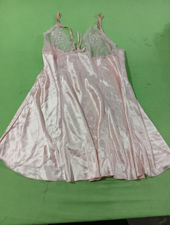 Rosa Satin-Nachthemd mit Spitzenbesatz