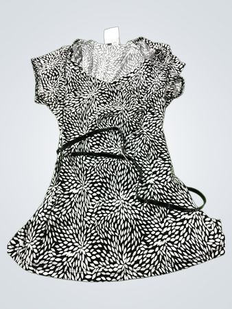 Schwarzes und weißes Blumenmuster Kleid mit schwarzem Gürtel