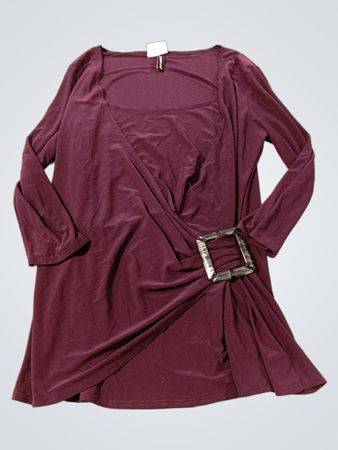Maroon Rüschentop mit Schnallendetail