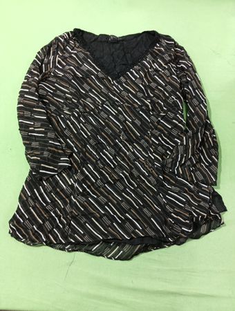 Schwarz-weiß gestreifter Langarmshirt