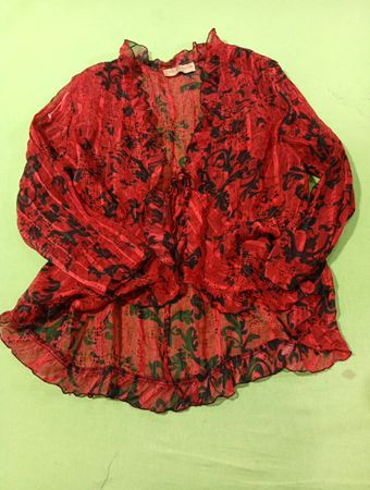 Rote und schwarze Bluse mit Blumenmuster und Rüschensaum