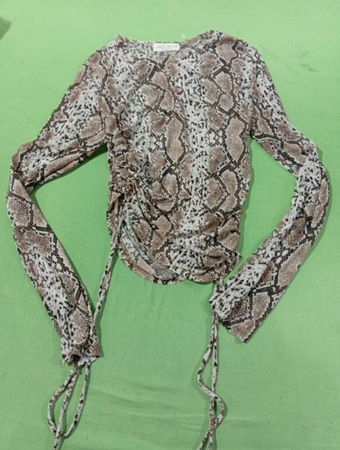 Frankee & Skylarr Snake Print Ruched Drawstring Langarm-Mesh-Top