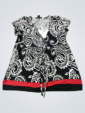 „Style & Co. Petite Schwarz-Weiße Paisleydruck-Bluse mit rotem Saum“