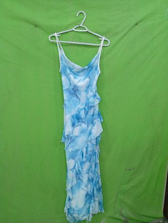 Maxikleid mit blauem Blumenmuster und Rüschen