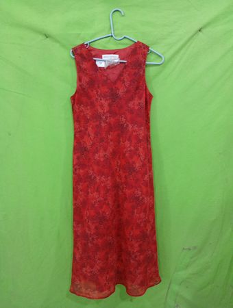 MAGGY LONDON Rotes Blumenkleid ohne Ärmel