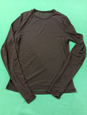 Braunes Langarmshirt mit Etikett 752