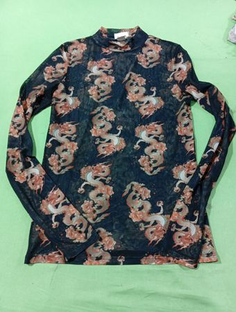 Twik Exklusives Slim Fit Drachen-Print Mesh-Oberteil