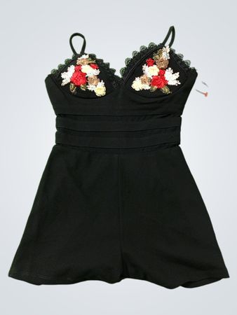 Limerence Co. Schwarzer Jumpsuit mit Blumenverzierung