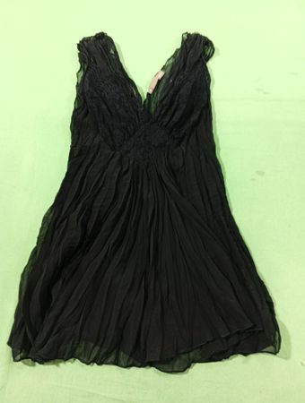 Schwarzes Faltenkleid