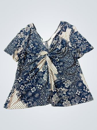 Monroe & Main Blau-weißes Blumenmuster Twist-Front-Top