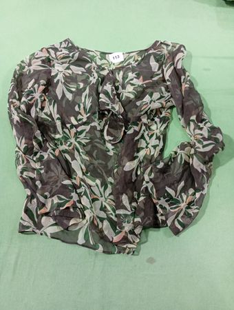 Durchsichtige Bluse mit floralem Muster und Bindedetail