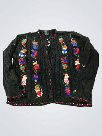 Schwarzer Weihnachts-Pullover mit Bestickung von einem Weihnachtsstrumpf und einem Teddybären