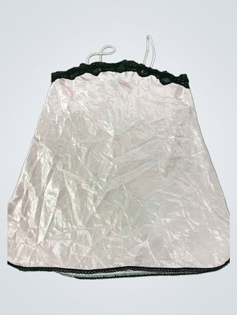 Rosa Slipkleid mit schwarzem Spitzenbesatz