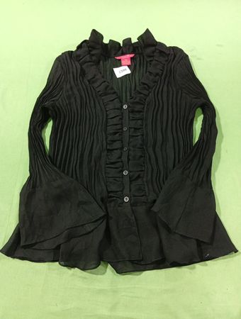 Sunny Leigh Petite Schwarze Plissierte Rüschenshirt