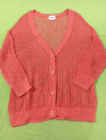 Rosa Strickjacke mit Knöpfen