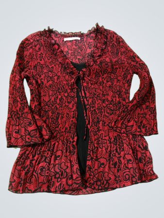 Rotes und schwarzes Spitzen-Faltenoberteil