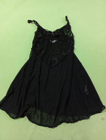 Schwarzes Spitzen-Babydoll-Nachthemd