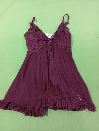 Purpurfarbene Babydoll-Unterwäsche mit Spitze und Rüschen