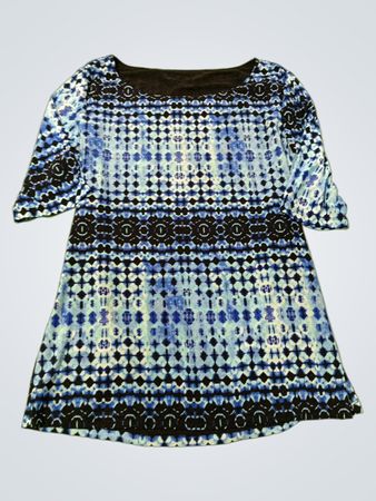 Kleid mit blauem und schwarzem Batikmuster