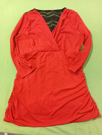 Rotes gerafftes Kleid mit schwarzem Spitzenbesatz