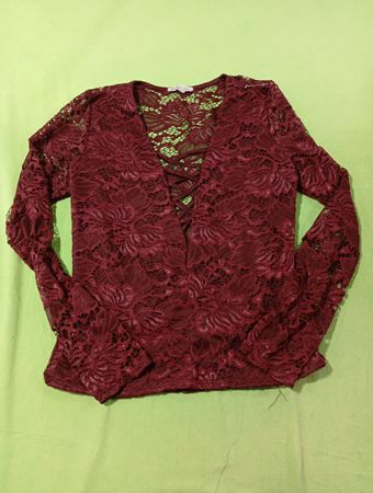 Charlotte Russe Spitzenshirt mit langen Ärmeln
