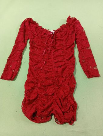 Rotes Spitzenkleid mit Raffung