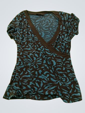 Die Limited Damen V-Ausschnitt Kurzarm Wickeloberteil mit blauem und schwarzem Blumenmuster