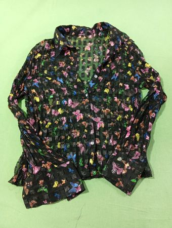 Schwarze durchsichtige Bluse mit Schmetterlingsdruck und langen Ärmeln mit Kragen
