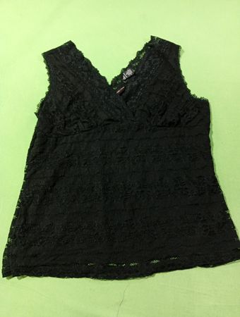 NEW YORK & COMPANY STRETCH Schwarzes Spitzen-V-Ausschnitt-Top