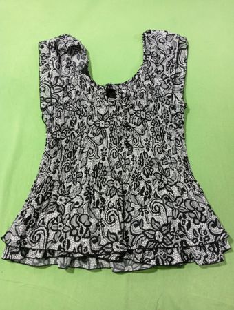Schwarzes und weißes Spitzenmuster Oberteil mit Rüschen und Smocking
