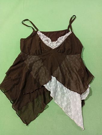 Braunes schichtetes Tanktop mit weißer Spitze.