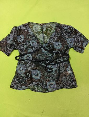 Apt 9 Transparente Paisley-Druck Wickelbluse mit Bindegürtel