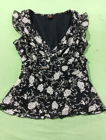 Studio Y Schwarzes Blumendruck Rüschenshirt