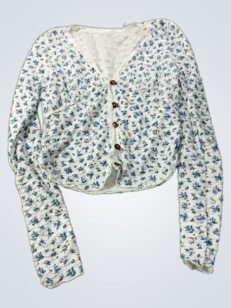 Weißes Langarm-Crop-Top mit blauem Blumenmuster und Knopfdetails