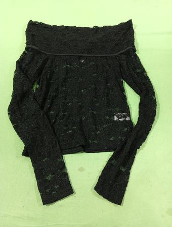 Schwarzes Spitzenoberteil mit schulterfreiem Design und langen Ärmeln