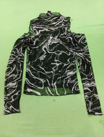 Schwarz-weißer Marmorprint-Mesh-Oberteil mit ausgeschnittenen Schultern und gerafftem Halsausschnitt.