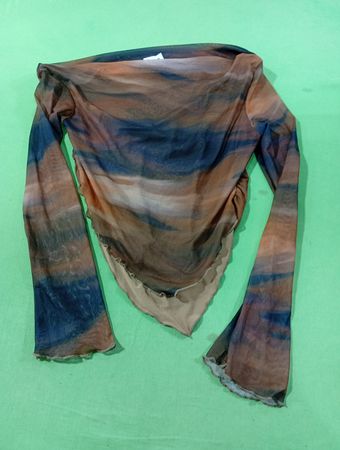 Mesh-Top mit abstraktem Druck