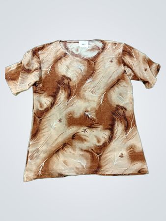 Braun- und beige gemustertes T-Shirt mit der Nummer 377 auf dem Etikett