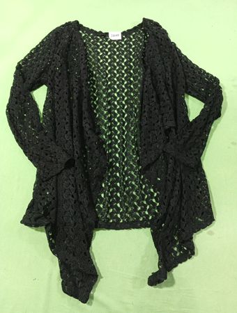 Schwarze gehäkelte Strickjacke