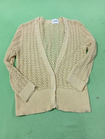 Beiger Strickcardigan mit der Nummer 3847 auf dem Etikett.