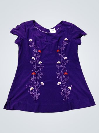 Lila T-Shirt mit floralem Stickerei