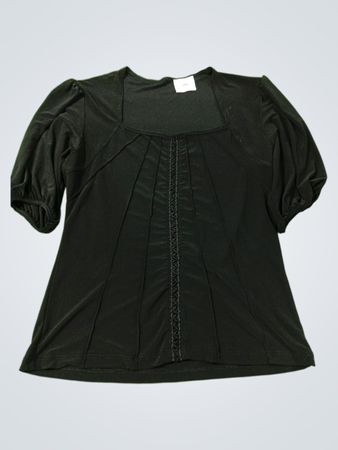 Schwarzes Top mit quadratischem Ausschnitt und Puffärmeln