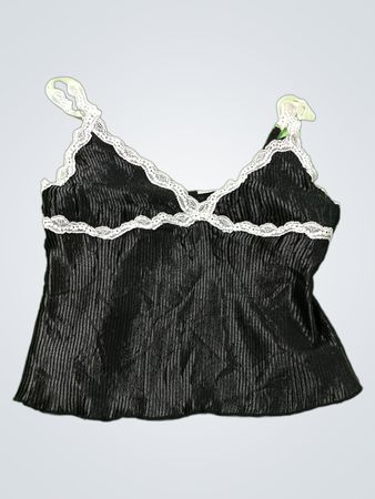 Schwarzes Top mit weißer Spitzenborte