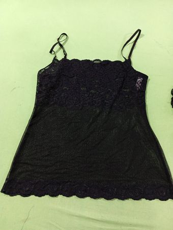 Schwarze Spitzenchemise mit verstellbaren Trägern