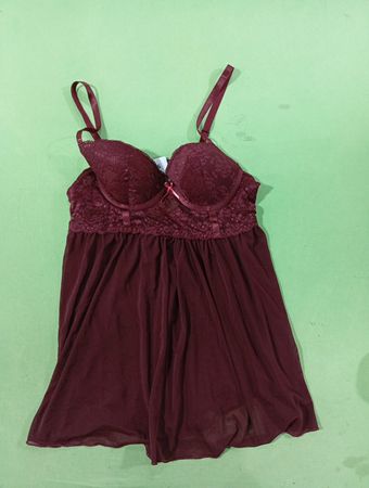 Burgunder Babydoll mit Spitzendetails