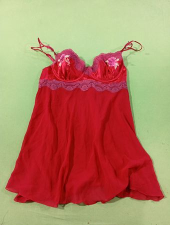 Rotes Babydoll mit floralem Stickerei