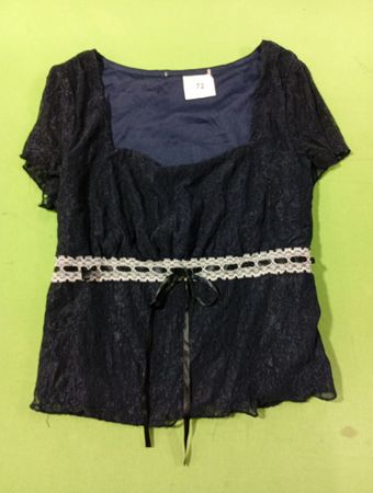 Dunkelbluse Spitze Top mit weißem Besatz und Schleife