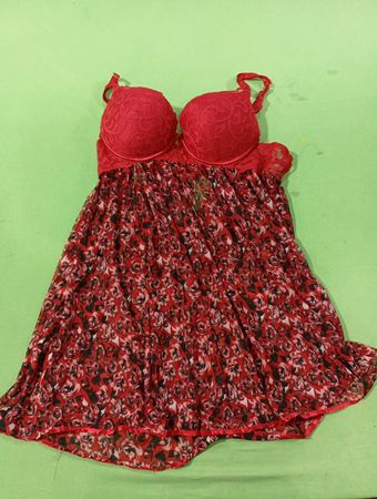 Roter Babydoll mit Blumenmuster