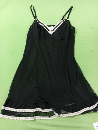 Schwarzes Nachthemd mit weißem Spitzenbesatz