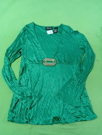 NEW YORK & COMPANY Grünes V-Ausschnitt Verziertes Langarmoberteil